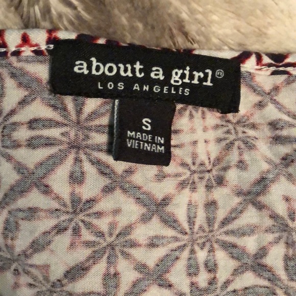 Patterned crop top. - Picture 2 of 2